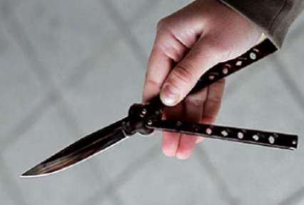 В Никополе поздно ночью хулиган с ножом напал на девушек