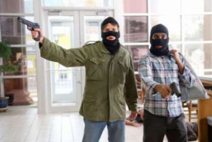 В Никополе за дерзкое ограбление в масках двух молодых людей посадили на восемь лет