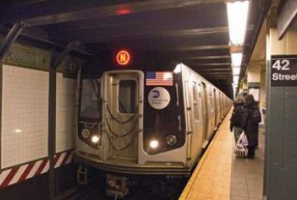 В Нью-Йорке поезд метро сошел с рельсов