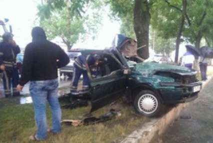 В Одессе из-за грозы водитель иномарки влетел в дерево и чудом не погиб