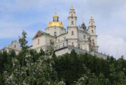 В Почаевскую лавру пришли 16 тысяч верующих, чтобы поклониться чудотворной иконе (видео)