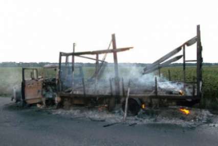 В Полтавской области на ходу загорелся грузовик: огонь был беспощаден