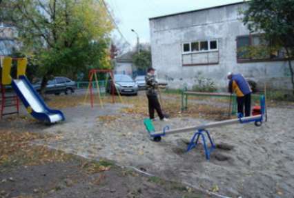 В России на детской площадке попытались повесить трансвестита