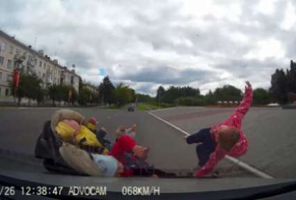 В Свердловской области автомобиль сбил отца с тремя детьми