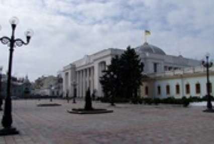 Внеочередное заседание Рады: под парламентом собирается митинг