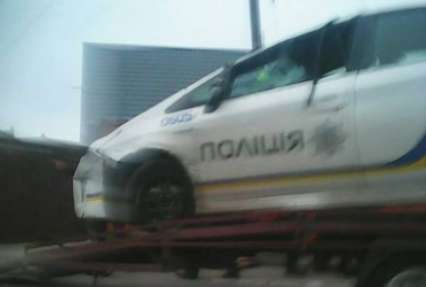 Во Львове полицейский автомобиль влетел в бордюр и приземлился на крышу