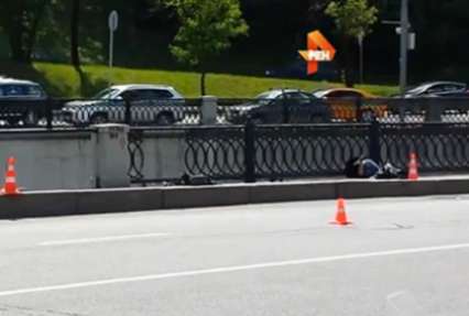 Водитель BMW сбил байкера в центре Москвы и скрылся