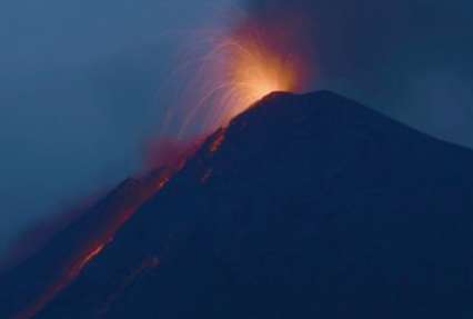 Вулкан в Мексике начал выбрасывать пепел и потоки лавы