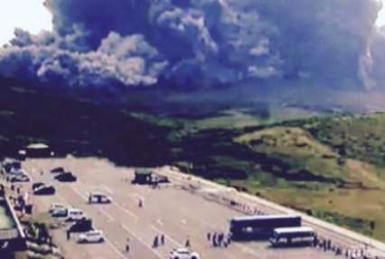 Японию накрыл 2-х километровый столб дыма от вулкана (фото,видео)
