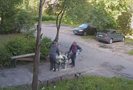 Заботливые петрозаводские алкоголики, пытаясь отвезти домой пьяного вдрызг товарища, сломали детскую коляску (ВИДЕО)