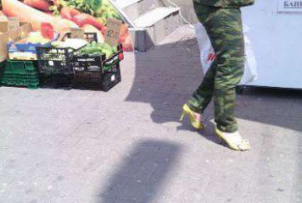Жизнь боевиков в Донецке: туфли на шпильке вместо армейских ботинок и спящий на тротуаре 