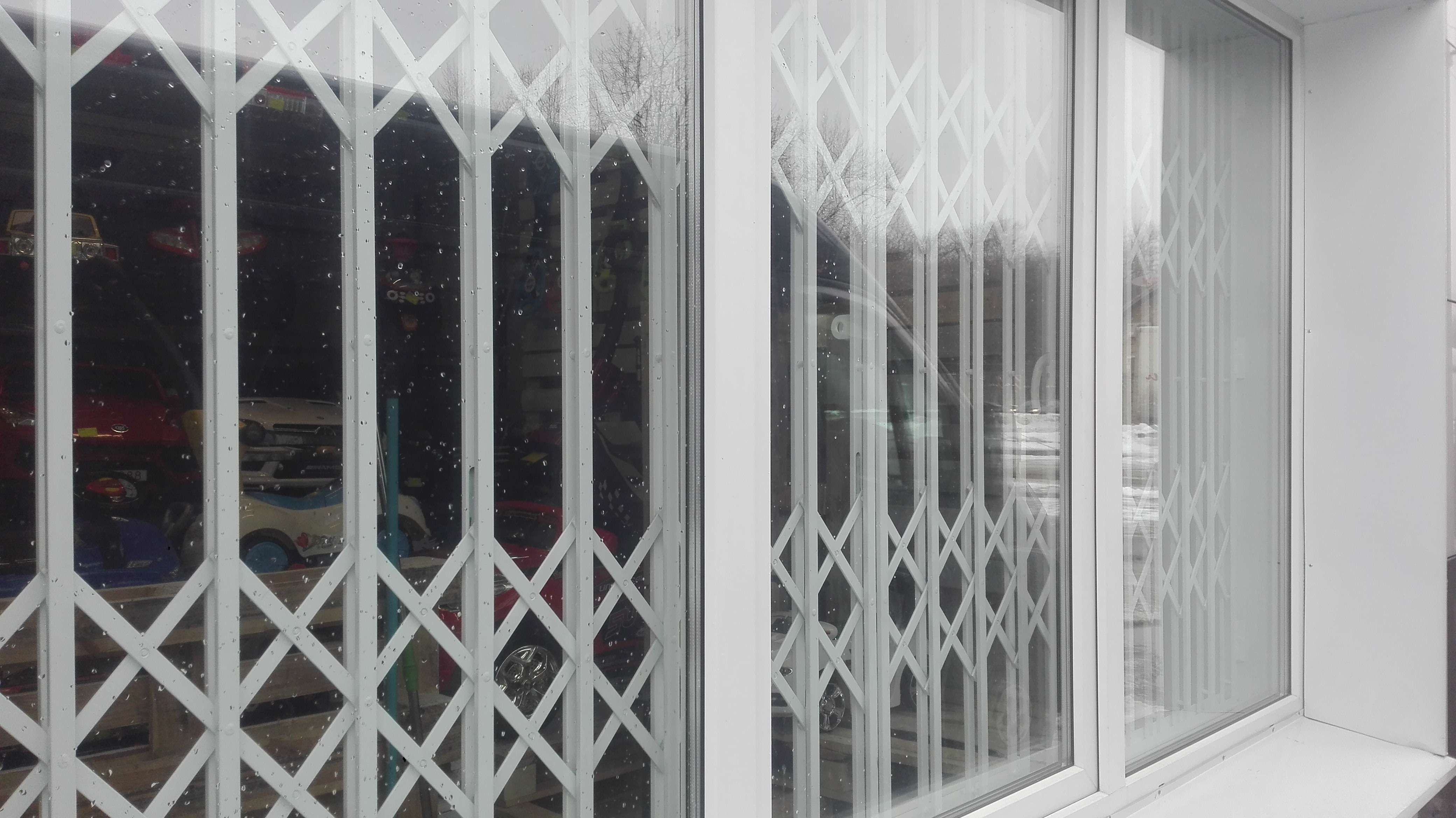 Раздвижные решетки на окна и двери от компании Oknavik популярны в Днепре