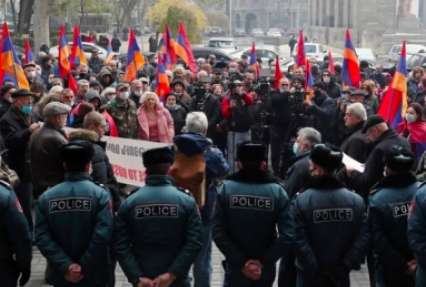 Нагорный Карабах: в Ереване тысячи людей поминают погибших и требуют отставки Пашиняна