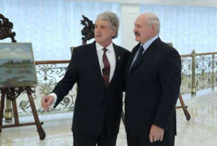 Лукашенко пожаловался на поток оружия в Беларусь из Украины