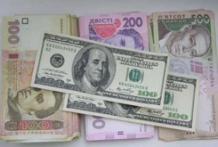 В банках вслед за межбанком подешевел доллар