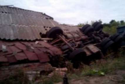 Снес столб и протаранил сарай: в Винницкой области перевернулся грузовик