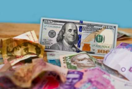 Украинцы в феврале больше продавали валюту, чем покупали