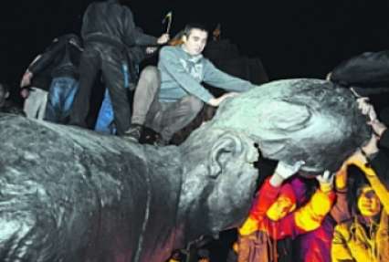 История с падением памятника Ленину в Харькове продолжается