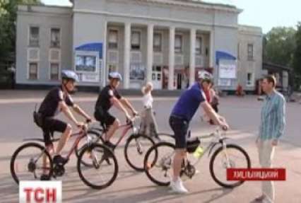 Перший велосипедний патруль виїхав на службу в одному з центральних парків Хмельницького