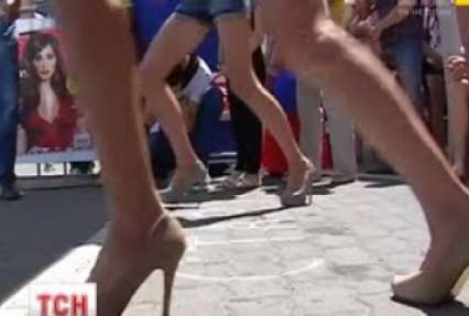 У Львові майже півтори сотні дівчат бігли стометрівку на високих підборах