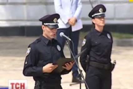 На вулиці столиці вже вийшли нові полісмени і полісвумен