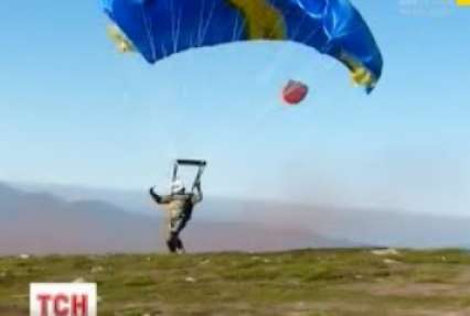 Українські бійці стрибнули з парашутом на Говерлу