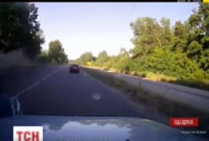 У соцмережах опублікували відео аварії під Одесою, де сім'я дивом вижила