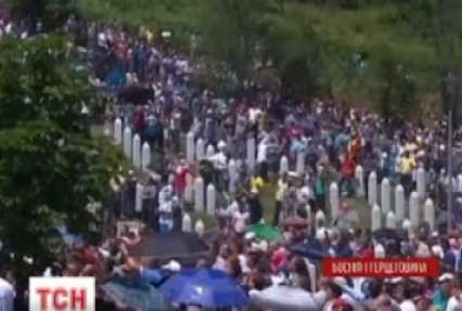 У Сребрениці згадують масові розстріли мусульман 20 років тому