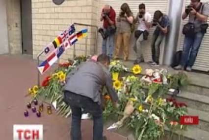 Біля посольства Нідерландів у Києві зараз вшановують загиблих у катастрофі MH-17
