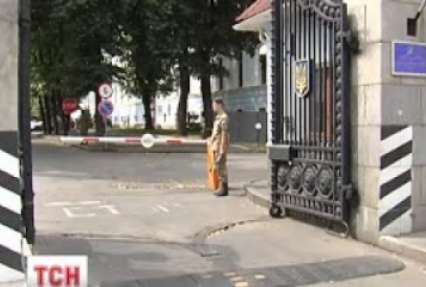 З території Міноборони з табельною зброєю та боєприпасами втік солдат, який там служив