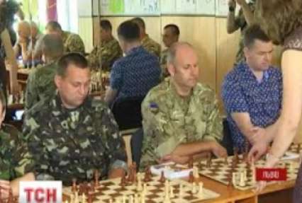 Шахістки Марія та Анна Музичук дали сеанс одночасної гри українським бійцям