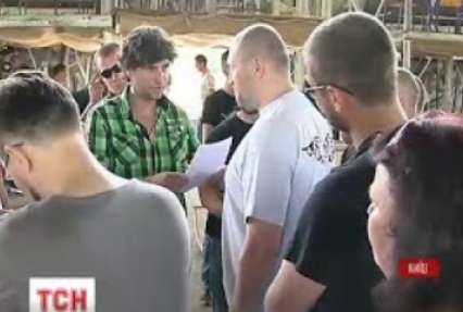 У Києві громадські активісти розмели паркани під Московським мостом