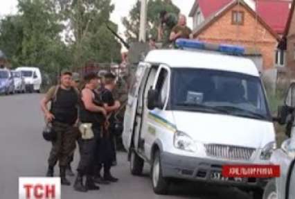 Двох в’язнів-утікачів уже понад добу шукають на Хмельниччині
