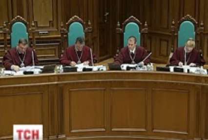 Конституційний суд закрився і почав радитися щодо конституційності адміністративної реформи
