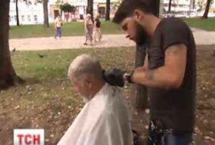 У столиці з’явився своєрідний перукар-Робін Гуд