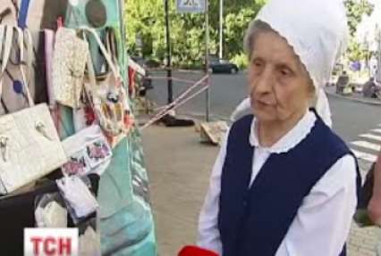 Вісімдесятирічна пенсіонерка допомагає українським військовим