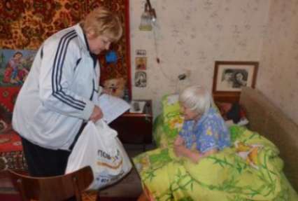 6 тысяч пенсионеров и инвалидов получили на дом продукты от штаба Ахметова