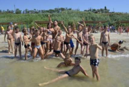 600 детей из Донбасса отдохнули на море благодаря штабу Ахметова