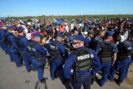 Пятеро полицейских ранены в испанской Валенсии в результате бунта нелегалов