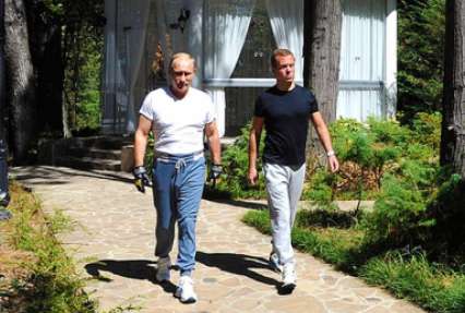 Американский журнал о бодибилдинге раскритиковал путинскую манеру тренироваться, а Медведева похвалил