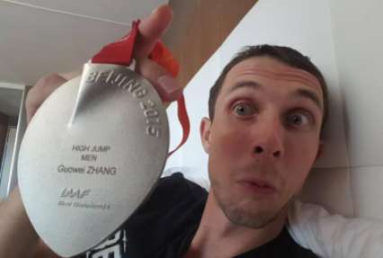 Богдану Бондаренко вручили чужую медаль на ЧМ в Пекине