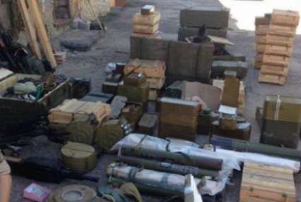 Бывшие военные хотели вывезти с Донбасса огромный арсенал оружия: килограммы тротила и десятки гранатометов (фото)