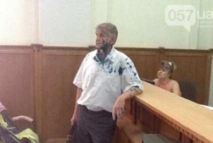 Депутата Харьковского горсовета облили зеленкой за выступление на сессии (фото)