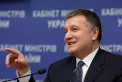 Довольный Аваков вручил Яценюку и Яресько необычные подарки