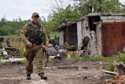Двое военных подорвались на растяжке в Крымском