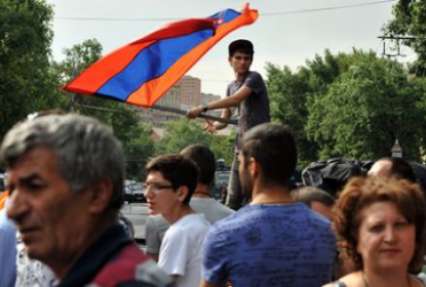 Еще четыре участника протеста в Армении объявили голодовку