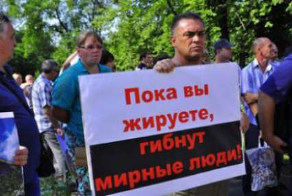 ФОТОФАКТ. Как боевики изображали мирных жителей Донецка на митинге недовольных ОБСЕ