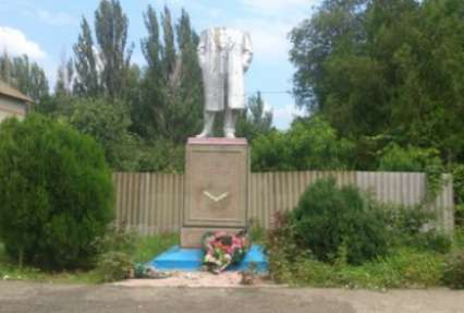 ФОТОФАКТ. В Херсонской области обезглавили Ленина