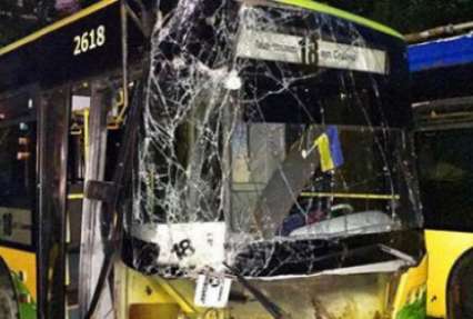 ФОТОФАКТ. В Киеве троллейбус скатился с горки и разбился о столб