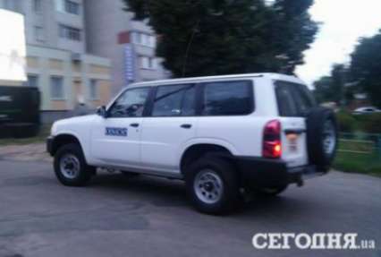 ФОТОФАКТ. Выборы в Чернигове: возле одной из комиссий заметили машину ОБСЕ